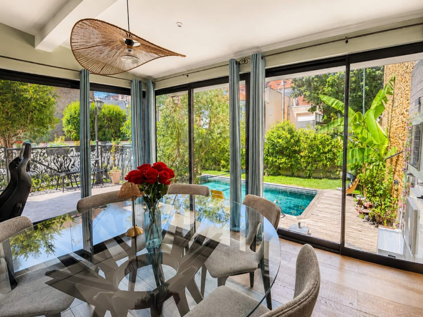 Coin repas lumineux ouvert sur le jardin, décoration florale raffinée.