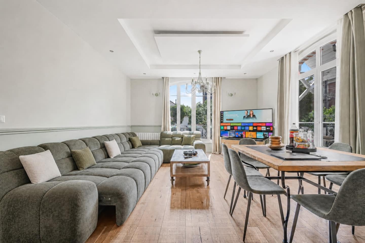 Espace de vie spacieux avec canapé confortable et accès direct à la terrasse.